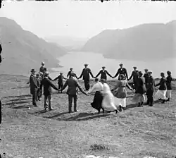 Tradiční tanec „Slå på ring“, pohoří Folkefjellet