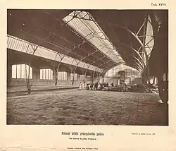 Historická fotografie vnitřku jednoho z křídel