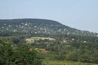 Ábrahámhegy z dálky