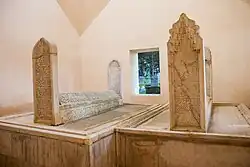 Hrob Çandarli Aliho (vlevo)