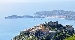 Pohled na Èze v popředí a Saint-Jean-Cap-Ferrat v pozadí
