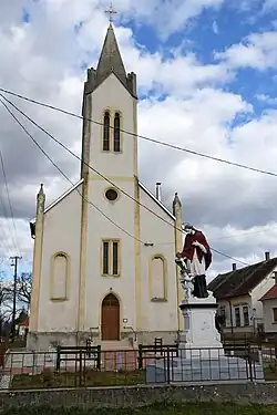 Kostel svatého Mikuláše a socha svatého Jana Nepomuckého v Ölbő