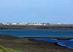 Pohled na město Eyrarbakki přes řeku Ölfusá