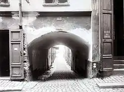 Ferkensova alej, ulička s oblouky vedoucí směrem k Österlånggatanu, 1905