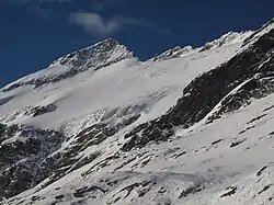 Vrchol Östliche Simonyspitze (v levé části snímku) a ledovec Maurerkees