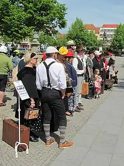 Recesisté vyhlíží tramvaj