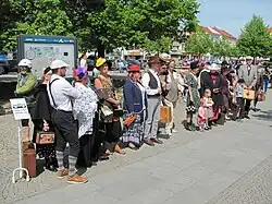 Cestující čekají v Berouně na tramvaj, jež tam nikdy nejezdila