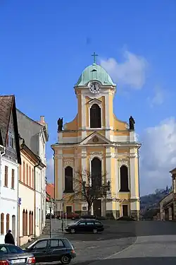 Průčelí kostela sv. Petra a Pavla v Úštěku