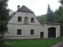 Zrenovovaná usedlost čp. 12 v údolí Zákolanského potoka, části Podholí