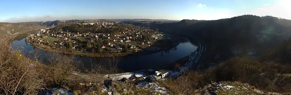 Panoramatický pohled na Řež od západu