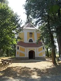 Úhrov A. Kaple, čelní pohled.jpg