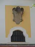 Detail vchodu, rodový erb majitele panství