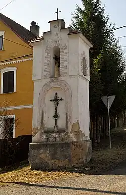 Pilářová kaplička na návsi