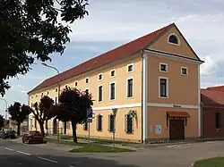 Židovna v jižní části Masarykovy ulice. Tato budova stojí u samé bývalé hranice Šternova.