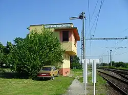 V několika stanicích na trati stále slouží mechanická návěstidla