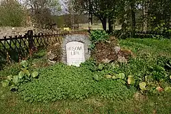 Památník na místě torza stromu