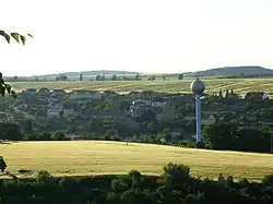 Pohled na Únětice z vyhlídky na Kozích hřbetech