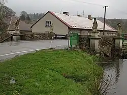 Úsobí, silniční most se sochařskou výzdobou.jpg