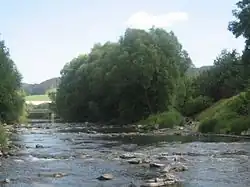 Ústí pod silničním mostem do Hovízek v obci Hovězí