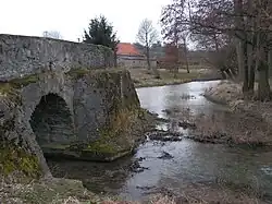 Pohled na starý kamenný most při ústí Zehubského potoka