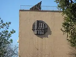 Umělecky vyvedené logo od Lubomíra Šilara na bývalé budově ředitelství ZZN v Ústí nad Labem