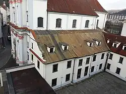 kostel sv. Vojtěcha s přilehlou budovou vpravo kláštera dominikánů