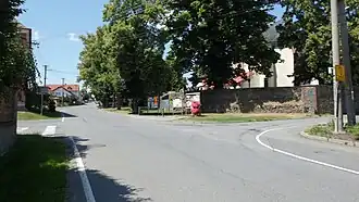 silnice II/460 v procházející přes křižovatku v Úvalně