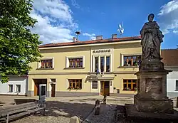 radnice a socha Arnošta z Pardubic na stejnojmenném náměstí