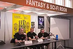 Zleva: Vlado Ríša (šéfredaktor), Martin Šust (editor), Saša Rusevský (vydavatel) na veletrhu Svět Knihy 2017, Výstaviště Praha, Praha