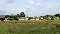 Monumentální půlkruhová náves