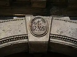 Detail čísla popisného v oválném medailonku na klenáku v nadpražním půleliptickém oblouku