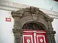 Detail pískovcového portálu nad vstupními dveřmi (rok 2013)
