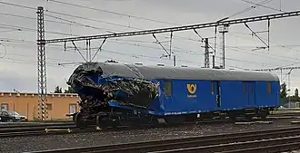 Zničený poslední vůz poštovního vlaku po stažení do stanice, později zde byl odstrojen a rozřezán