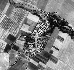 Letecký snímek vesnice z 50. let 20. století