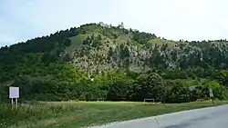 Hradní vrch z obce Višňové