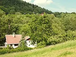 Domy a chalupy se dnes ztrácí v zeleni svahu Českého středohoří