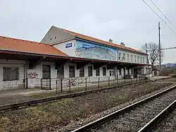 Pohled na nádražní budovu z nástupiště (2023)