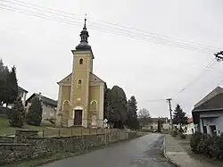 Náves s kaplí Narození Panny Marie z roku 1901