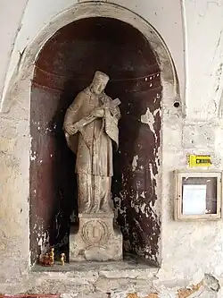 Socha sv. Jana Nepomuckého v průjezdu paláce