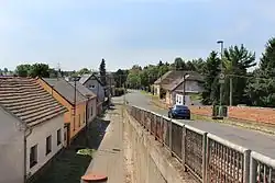 Rampa mostu přes trať v Zálužské ulici