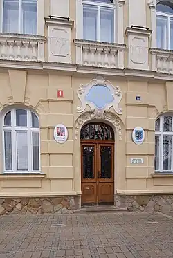 Radnice v Čelákovicích, hlavní vchod, v kartuši číslo popisné