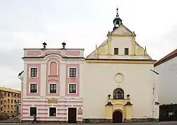 čelní fasády špitálu a kostela svatého Ducha v Krnově