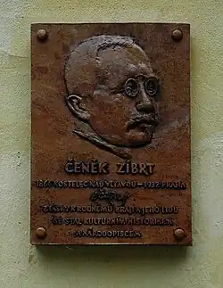 Pamětní deska, upomínající na Čeňka Zíbrta v Kostelci nad Vltavou