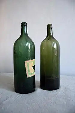 Lahve používané na minerální vodu Čeperka. Lahve ze sbírek Melicharova vlastivědného muzea v Unhošti