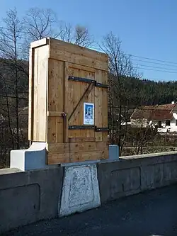 Socha před odhalením (březen 2012)