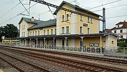 staniční budova v srpnu 2025