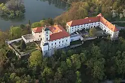 Letecký pohled na zámek Černá Hora