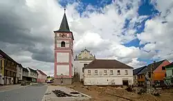 Náměstí v Černovicích s kostelem Povýšení svatého Kříže