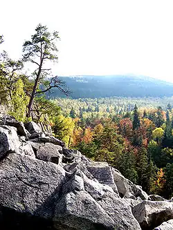 Čertova stěna – pohled z Vyhlídky jižním směrem na Loučovice