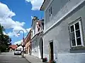 Pohled od fary podél východní strany náměstí